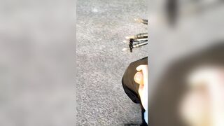 Quattro passi tenendo in mano il suo cazzo e pompa veloce outdoor