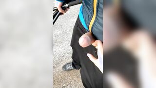 Quattro passi tenendo in mano il suo cazzo e pompa veloce outdoor