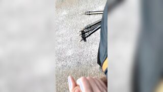 Quattro passi tenendo in mano il suo cazzo e pompa veloce outdoor