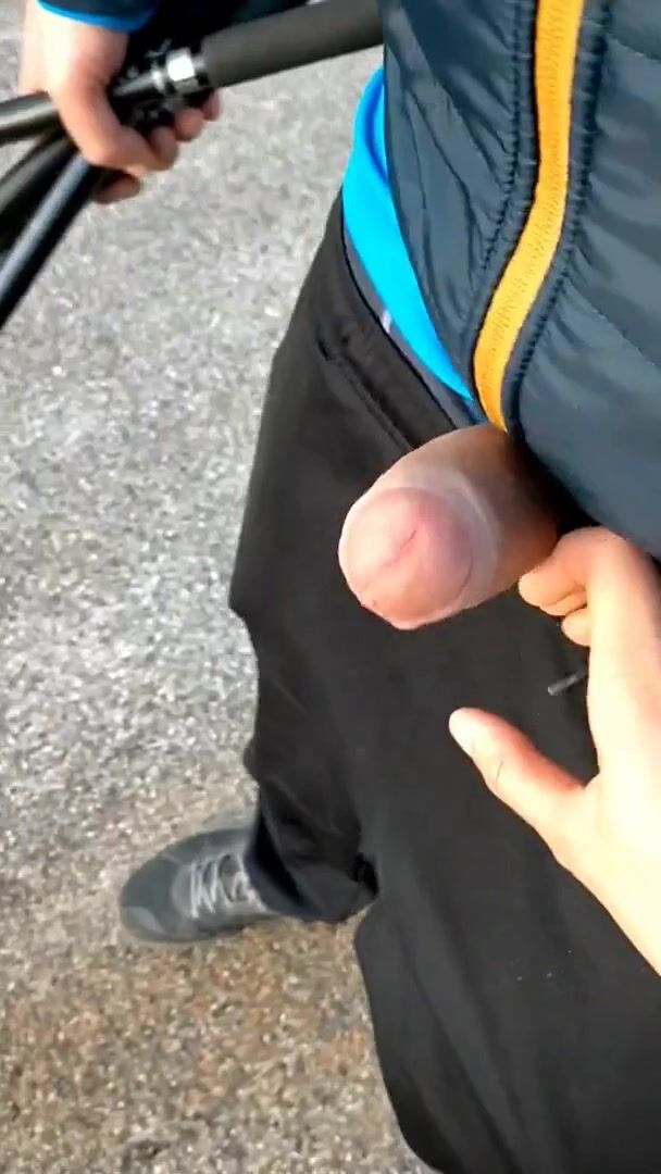 Quattro passi tenendo in mano il suo cazzo e pompa veloce outdoor