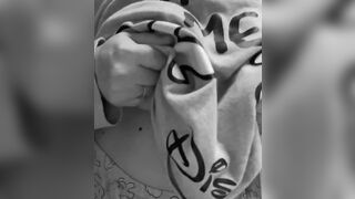 Noemi mostra le bombe