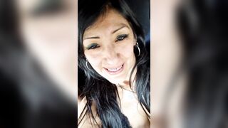 Lo prendo in bocca e si alza in un secondo - Pompino in auto coppia italiana