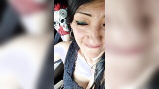 Lo prendo in bocca e si alza in un secondo - Pompino in auto coppia italiana