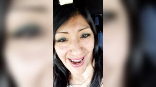 Lo prendo in bocca e si alza in un secondo - Pompino in auto coppia italiana