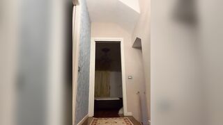 Emanuela Botto abbassa il body e gioca con le tettone