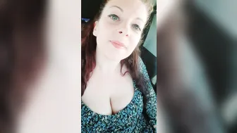 Cris si leva il perizoma in macchina