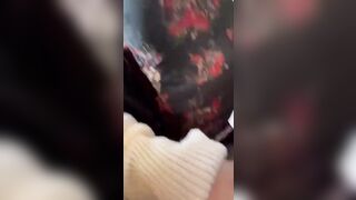 Palmpando amica sotto il tavolo del ristorante