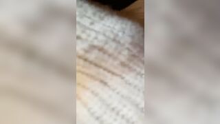 Palmpando amica sotto il tavolo del ristorante