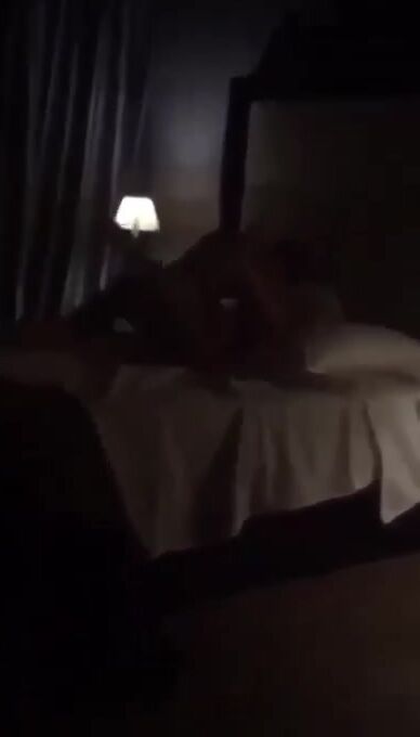 Mentre si scopa mia moglie io guardo e mi sego