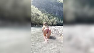 Elena B. sexy al fiume