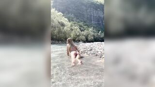 Elena B. sexy al fiume