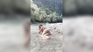 Elena B. sexy al fiume