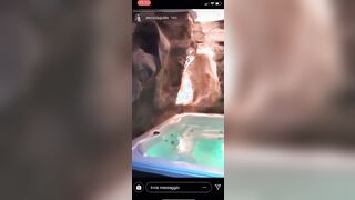 Alessia esce le tette in jacuzzi