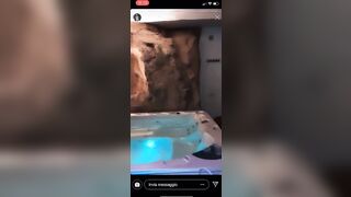 Alessia esce le tette in jacuzzi