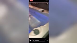 Alessia esce le tette in jacuzzi