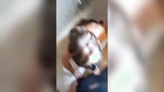 Trio con Milf italiana che succhia due cazzi e si fa piasciare in bocca