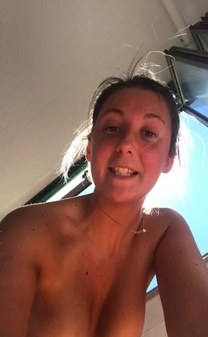 Carolina Barabaschi fa ginnastica solo in perizoma