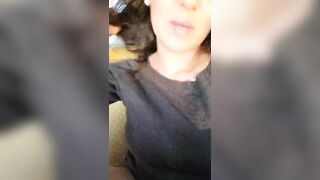 Italiana esibizionista si spoglia in macchina e fa la porca