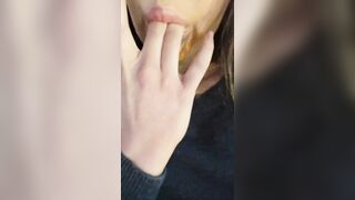 Italiana esibizionista si spoglia in macchina e fa la porca