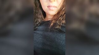 Italiana esibizionista si spoglia in macchina e fa la porca