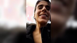 Ragazza italiana fa un pompino in pubblico al fidanzato