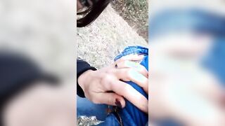 Ragazza italiana fa un pompino in pubblico al fidanzato