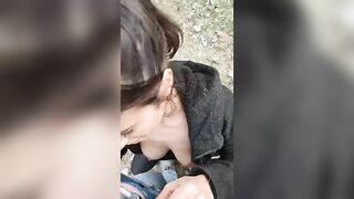 Ragazza italiana fa un pompino in pubblico al fidanzato