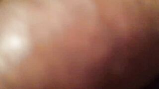 Leccata di palle moglie italiana matura