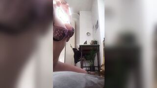 Si coccola da sola appena sveglia