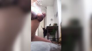 Si coccola da sola appena sveglia