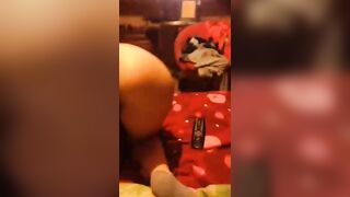 Fidanzata napoletana mostra i buchetti a pecora