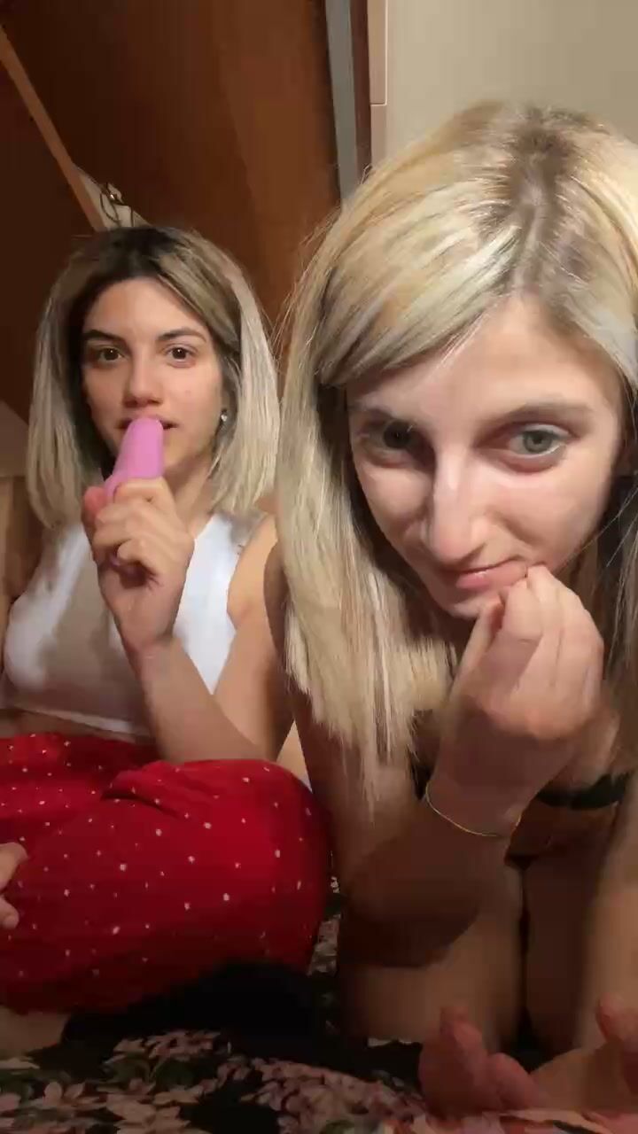 Studentesse italiane si masturbano insieme