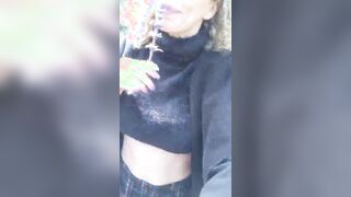 Coppia italiana esibizionista passeggiando al parco - DIRETTA CAM4