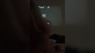 Guardate come una ragazza si masturba veramente a casa