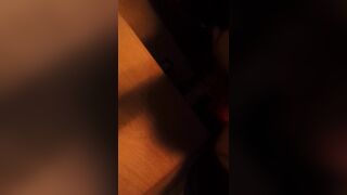 Ragazza italiana 18 anni si masturba nuda a pecorina