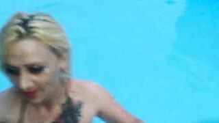 Fai vedere il capezzolo dai - Milf italiana in piscina