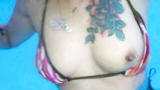 Fai vedere il capezzolo dai - Milf italiana in piscina