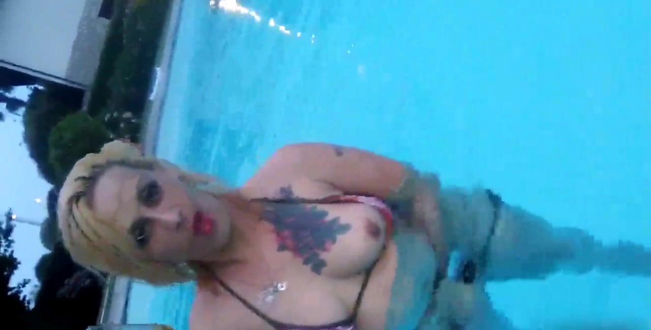 Fai vedere il capezzolo dai - Milf italiana in piscina