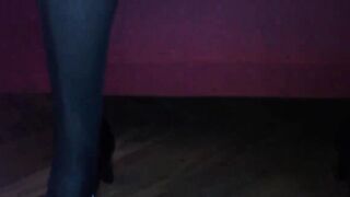 Con la mano dentro le mie mutandine