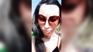 Mora italiana si masturba col vibratore all'aperto