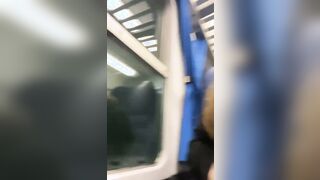 Ragazza romana esibizionista TETTE IN PUBBLICO