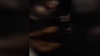 Si fa palpare dagli amici e mostra a tutti le tette