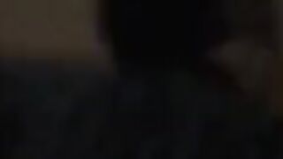 Si fa palpare dagli amici e mostra a tutti le tette