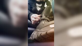Italiana in treno toglie le scarpe e mostra i piedi