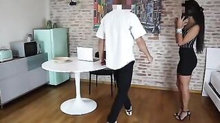 Parla al telefono col fidanzato e si scopa il tecnico del pc