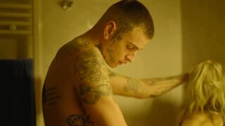 Ragazza italiana scopata da dietro sulla lavatrice