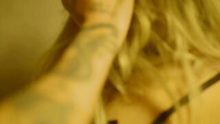 Ragazza italiana scopata da dietro sulla lavatrice