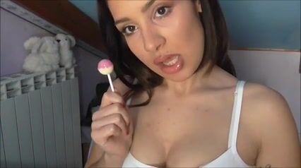Italiana JOI - Ti eccito succhiando lecca-lecca