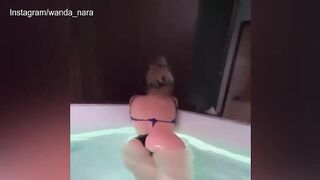 Wanda Nara lato b in piscina