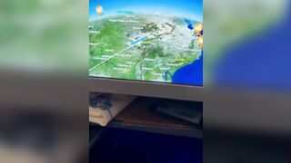 In aereo eccitata si masturba nel bagno col vibratore